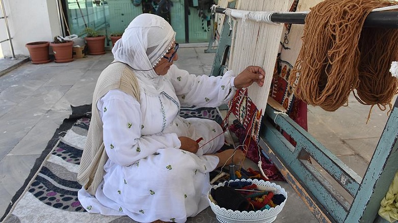 ŞIRNAK - Üniversitede kilim dokuyor